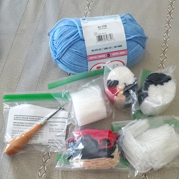 Mickey Mouse & Minnie Mouse Latch Hook Kit, Christmas, Winter - Picture 2 of 7